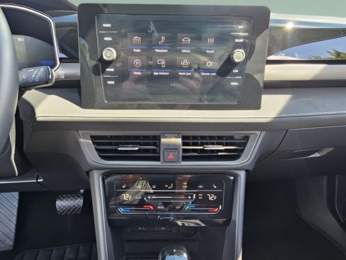 Certified 2025 Volkswagen Taos SE FWD image 19