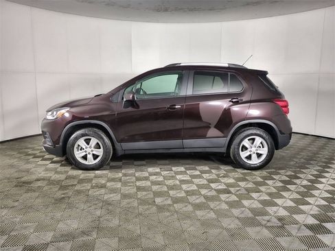 Used 2022 Chevrolet Trax LT w/ LT Convenience Package image 5