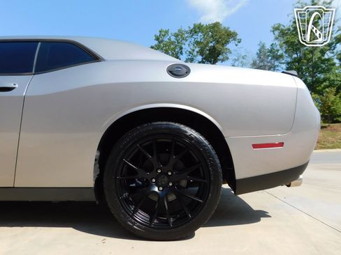 Used 2015 Dodge Challenger SXT w/ Driver Convenience Group RWD image 15