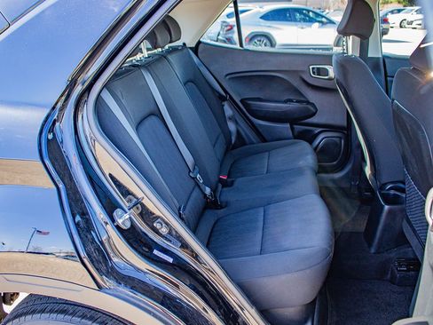 Used 2022 Hyundai Venue SE image 17