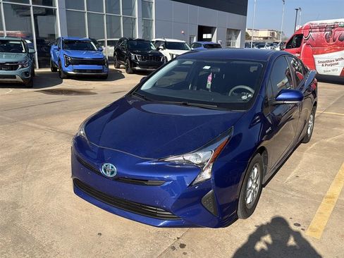 Used 2016 Toyota Prius Two image 2