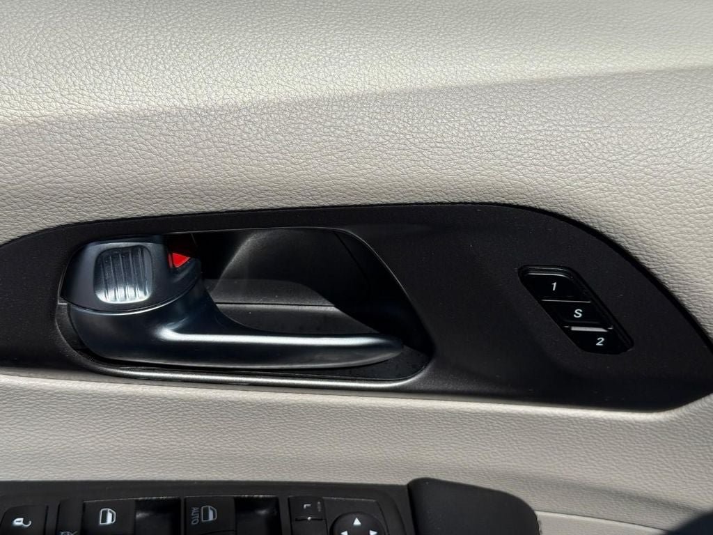 Used 2023 Chrysler Pacifica Touring-L FWD image 17