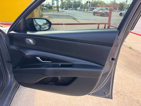Used 2025 Hyundai Elantra Limited FWD image 16
