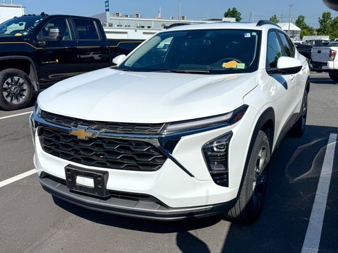 Used 2024 Chevrolet Trax LT w/ Sunroof Package FWD image 3