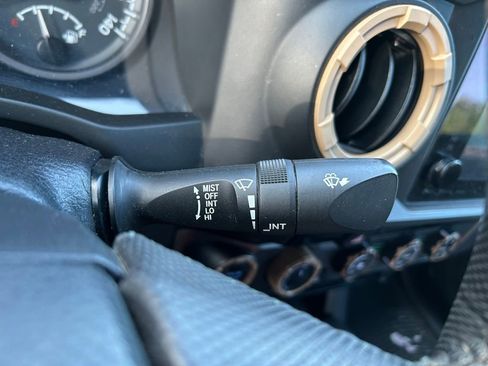 Used 2017 Toyota Tacoma TRD Sport AWD/4WD image 21