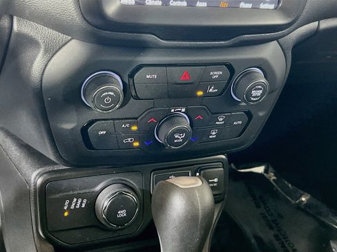 Used 2023 Jeep Renegade Latitude w/ Premium Group AWD/4WD image 16