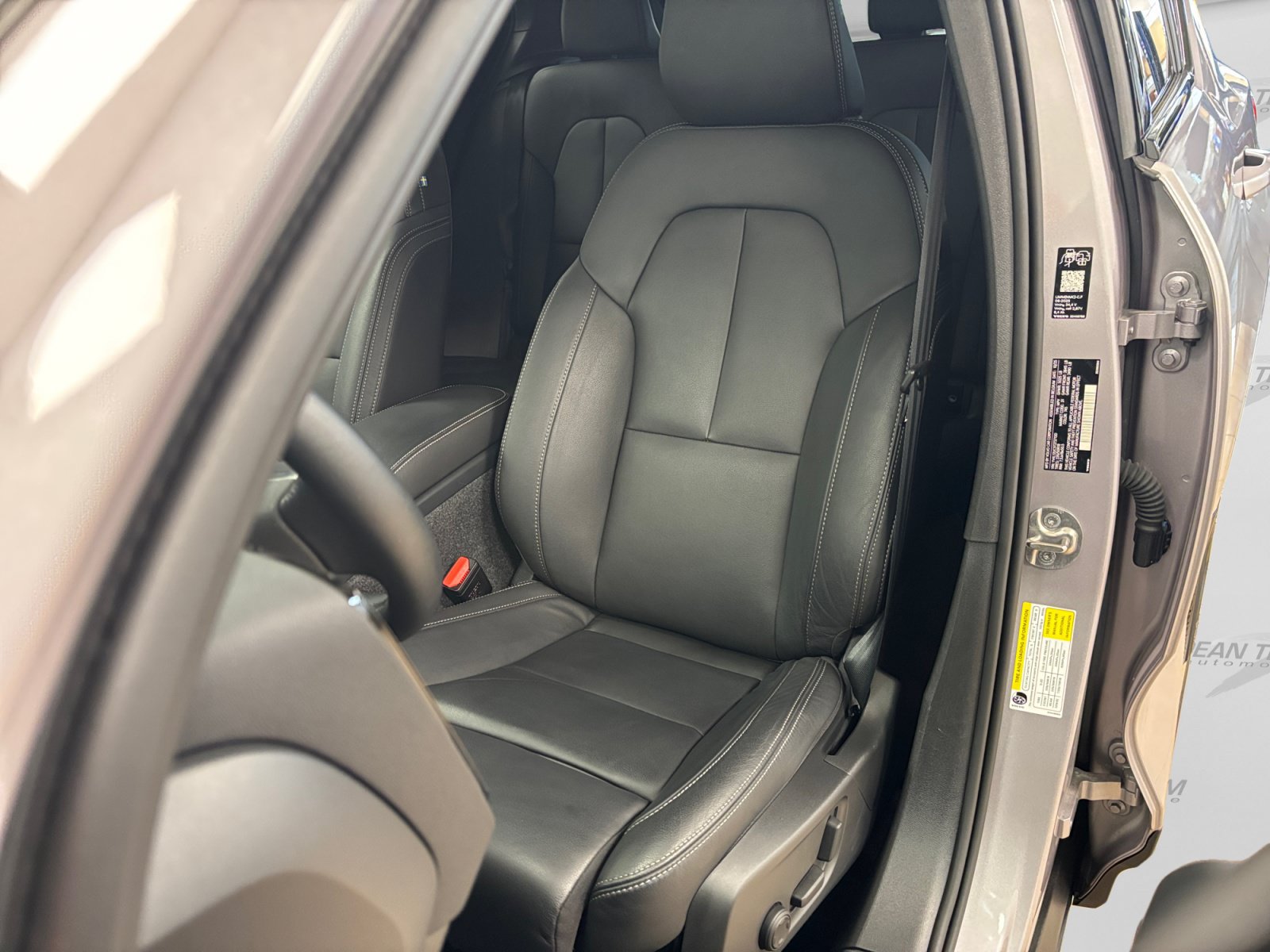 Used 2026 Volvo XC40 B5 Plus AWD/4WD image 38