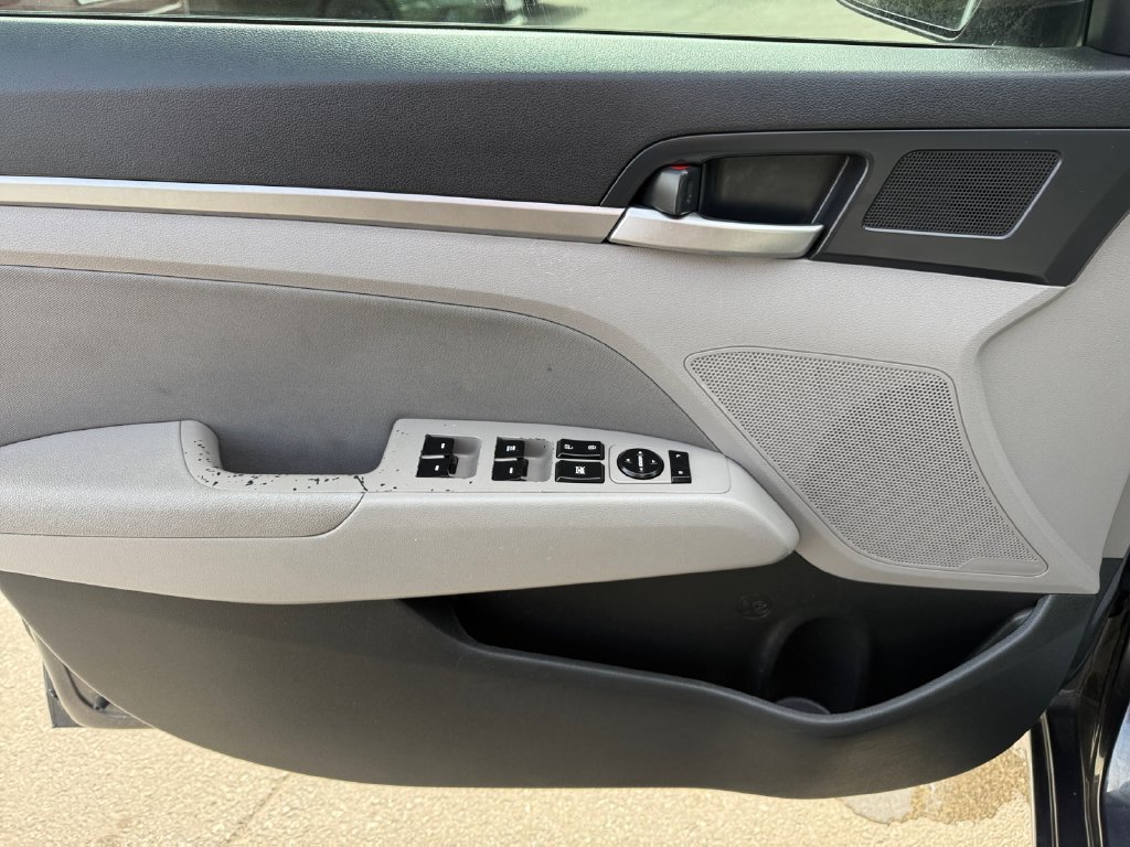 Used 2020 Hyundai Elantra SEL FWD image 25