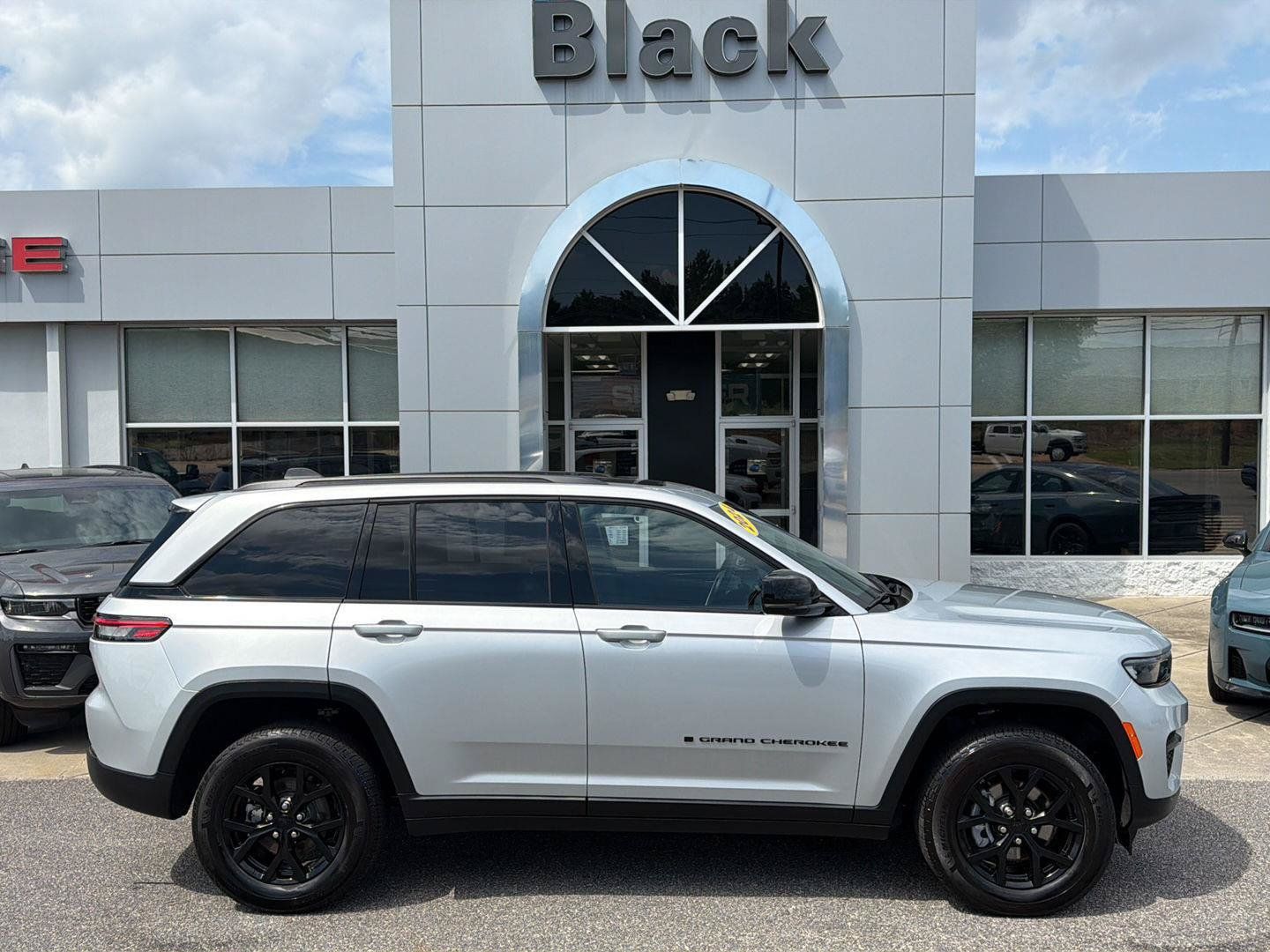 Used 2024 Jeep Grand Cherokee Altitude AWD/4WD image 21