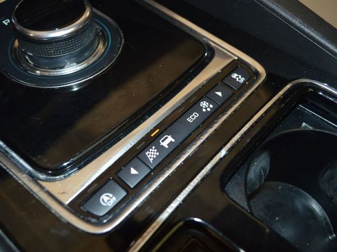 Used 2018 Jaguar F-PACE Premium image 32