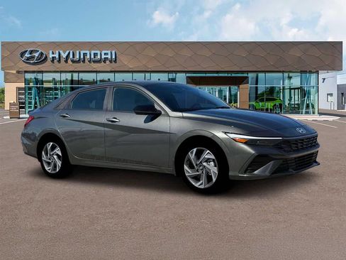New 2025 Hyundai Elantra SEL FWD image 10