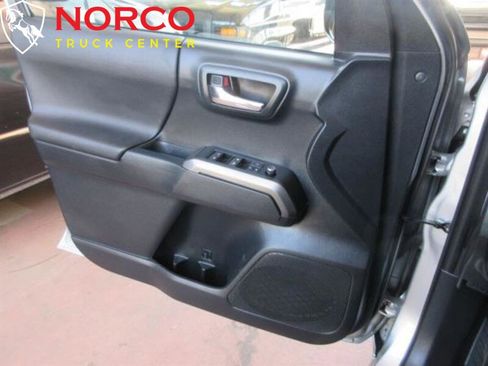 Used 2018 Toyota Tacoma TRD Sport w/ Technology Package image 12