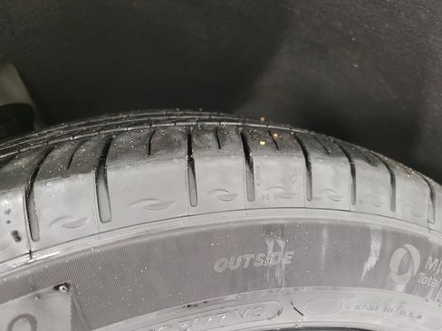 Used 2023 GMC Acadia SLT w/ Preferred Package image 4