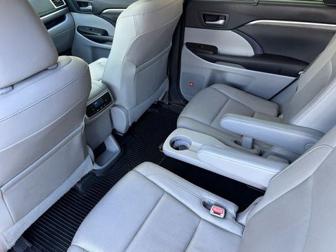 Used 2017 Toyota Highlander Limited AWD/4WD image 4