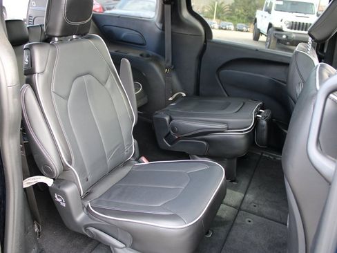 Used 2023 Chrysler Pacifica Limited w/ S Appearance Package image 32