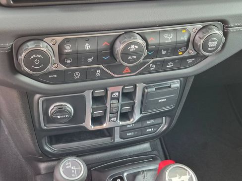 New 2026 Jeep Wrangler Unlimited Sahara AWD/4WD image 19