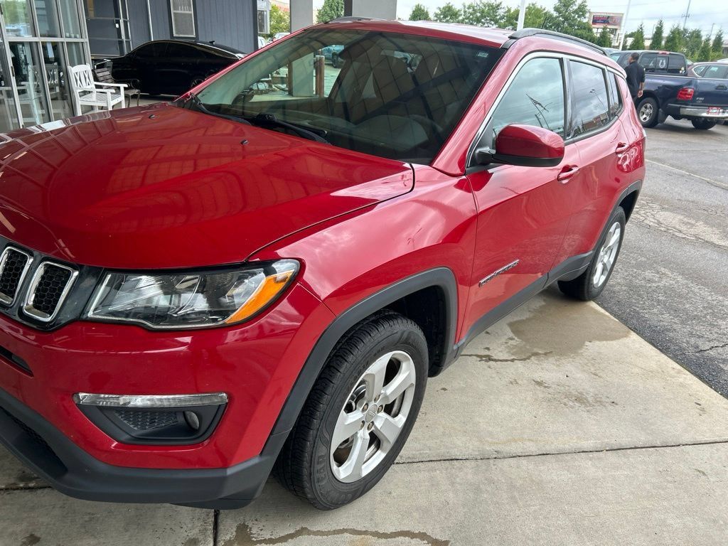 Used 2019 Jeep Compass Latitude w/ Popular Equipment Group AWD/4WD image 3