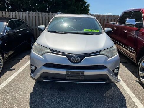Used 2018 Toyota RAV4 XLE FWD image 2