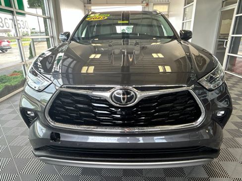 Used 2023 Toyota Highlander Platinum AWD/4WD image 2