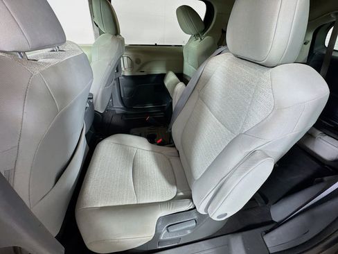 Used 2024 Toyota Sienna LE FWD image 22