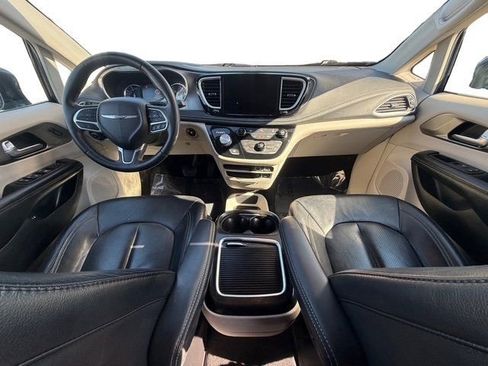 Used 2022 Chrysler Pacifica Touring-L image 29