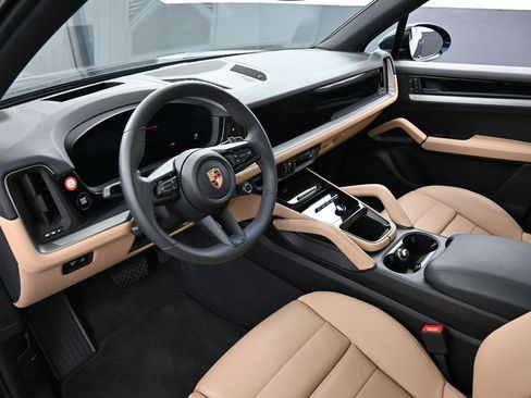 Certified 2025 Porsche Cayenne AWD/4WD image 4