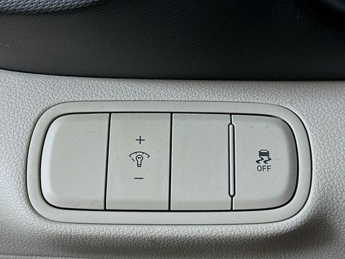 Used 2025 Hyundai Venue SEL FWD image 17