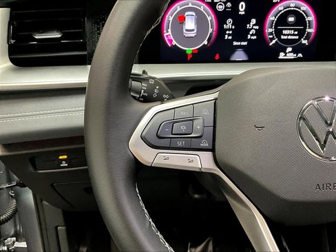 Used 2025 Volkswagen Tiguan SE w/ Panoramic Sunroof Package image 20