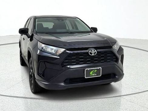 Used 2022 Toyota RAV4 LE FWD image 2