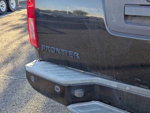 Used 2020 Nissan Frontier SV w/ Midnight Edition Floor Mats image 5