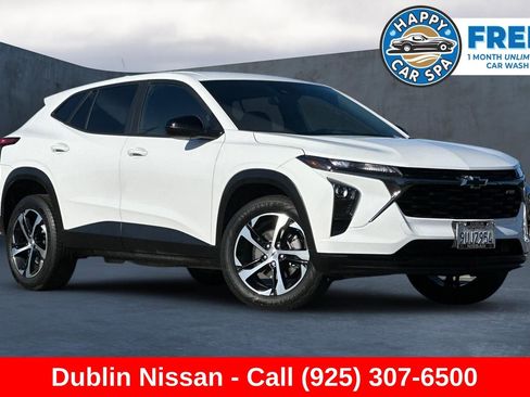 Used 2025 Chevrolet Trax RS FWD image 1
