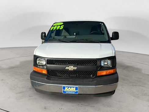 Used 2017 Chevrolet Express 3500 image 2