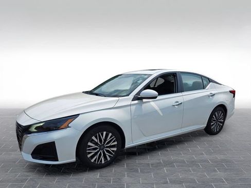 Used 2025 Nissan Altima 2.5 SV w/ SV Premium Package FWD image 3