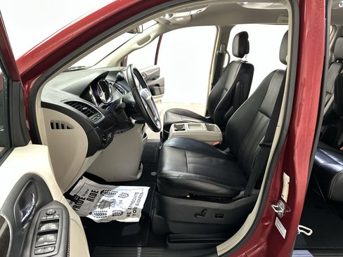 Used 2016 Chrysler Town & Country Touring FWD image 14