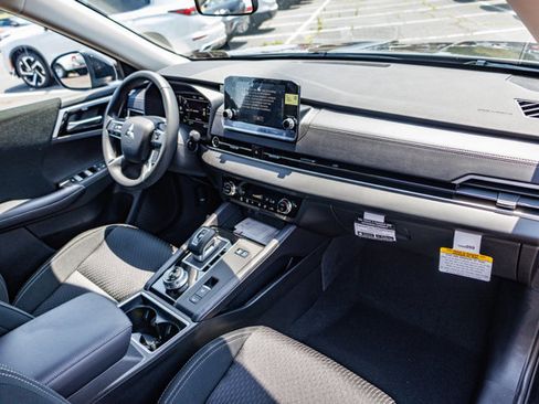 New 2025 Mitsubishi Outlander ES image 17