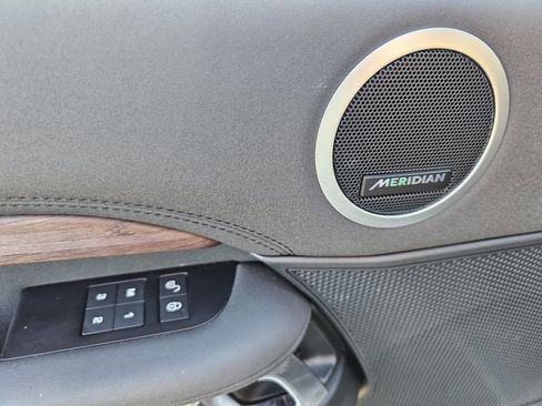 Used 2019 Land Rover Discovery HSE image 16