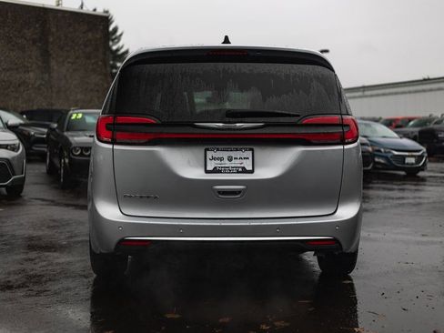Used 2024 Chrysler Pacifica Touring-L FWD image 10