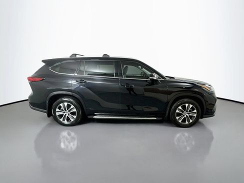 Used 2022 Toyota Highlander XLE FWD image 4