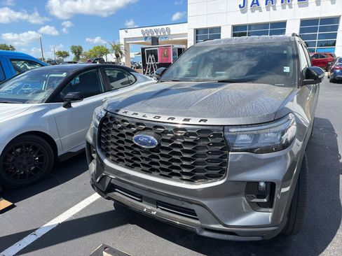 Used 2025 Ford Explorer ST-Line w/ ST-Line Street Pack image 9