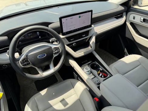 Used 2025 Ford Explorer Active w/ Active Comfort Package RWD image 11