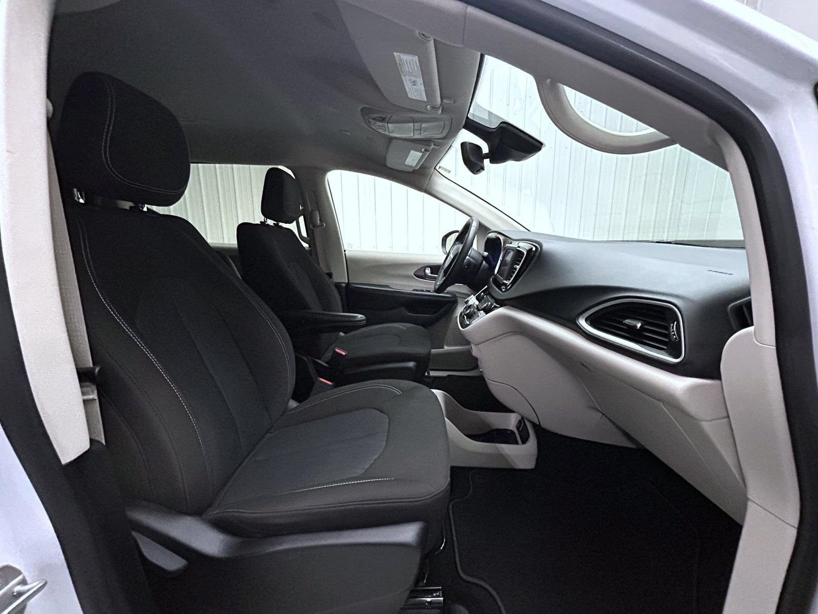 Used 2023 Chrysler Voyager LX FWD image 15