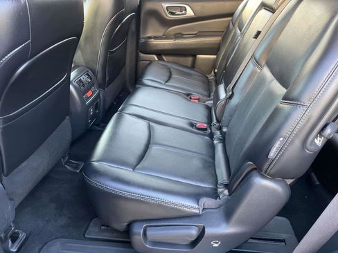Used 2018 Nissan Pathfinder Platinum image 14