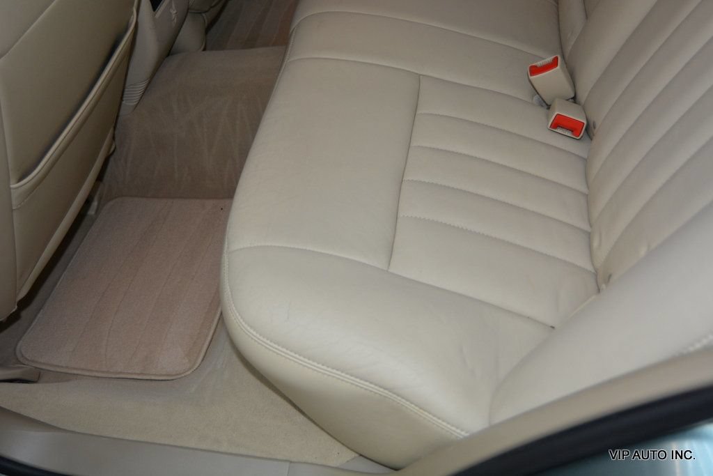 Used 2006 Lincoln Town Car Signature RWD image 27