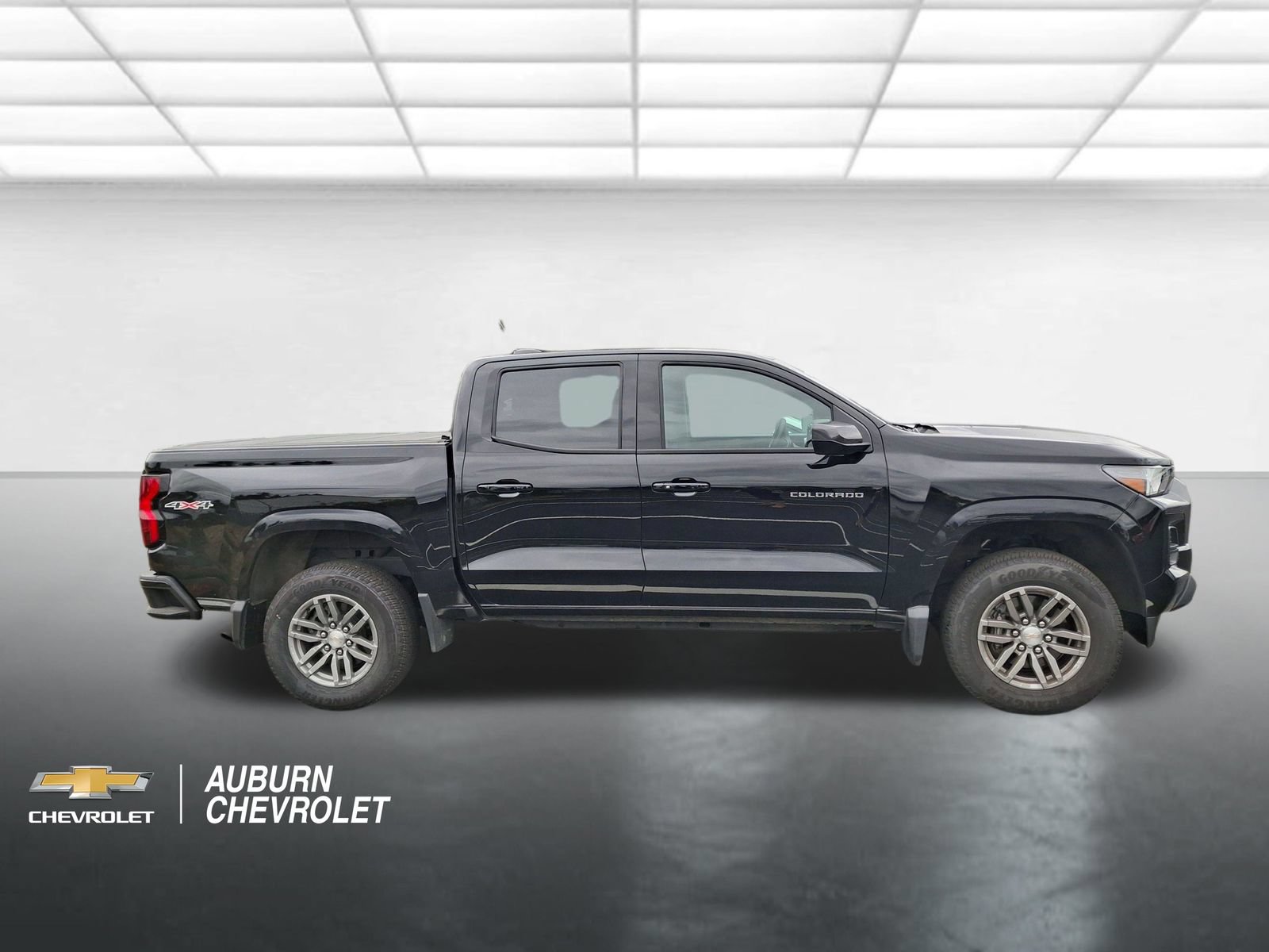 Used 2025 Chevrolet Colorado LT w/ Advanced Trailering Package AWD/4WD image 2