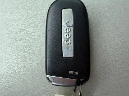 Used 2020 Jeep Cherokee Limited FWD image 31