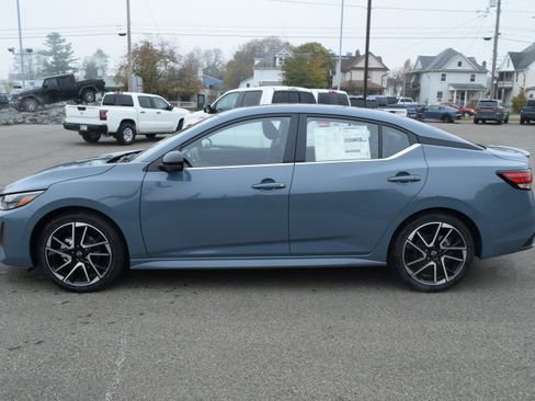 Used 2025 Nissan Sentra SR w/ SR Premium Package FWD image 1