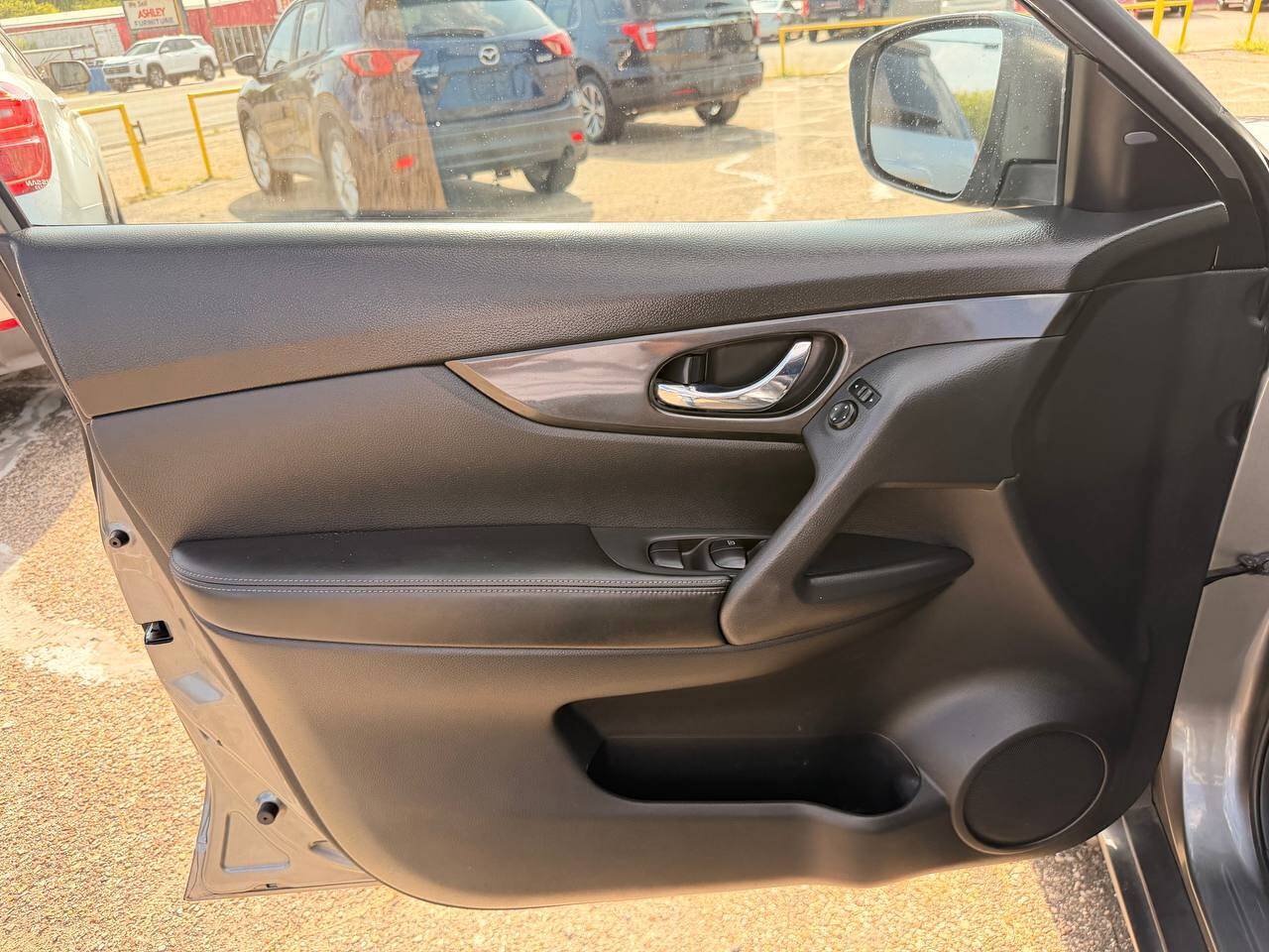 Used 2017 Nissan Rogue SV FWD image 24