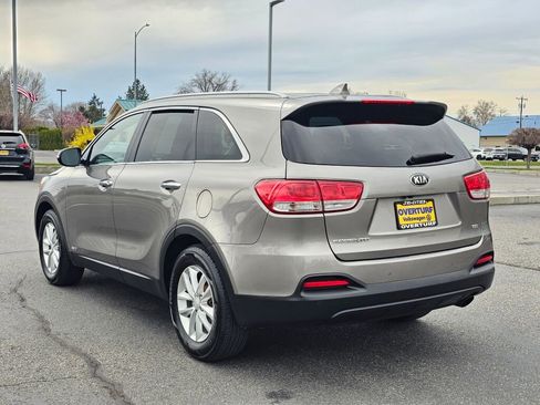 Used 2017 Kia Sorento LX w/ LX Convenience Package image 4