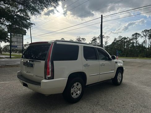 Used 2011 Cadillac Escalade Premium RWD image 34