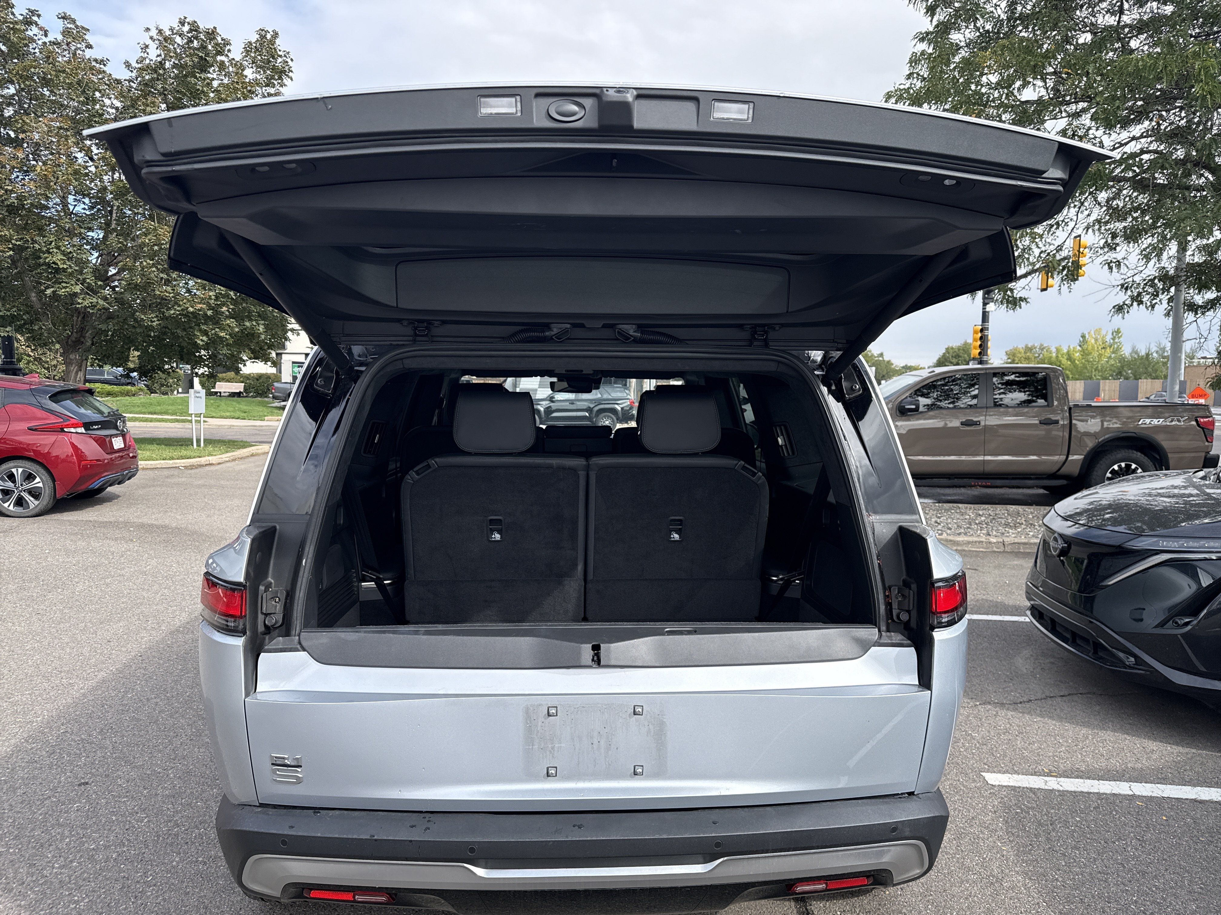 Used 2025 Rivian R1S Adventure Dual AWD/4WD image 10
